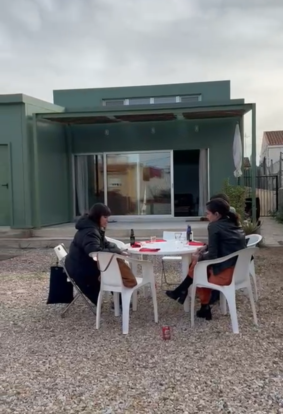 Las arquitectas Laura Ortín y Pepa Díaz en La Cuadra diseñada por la arquitecta Ana Belén López Plazas.