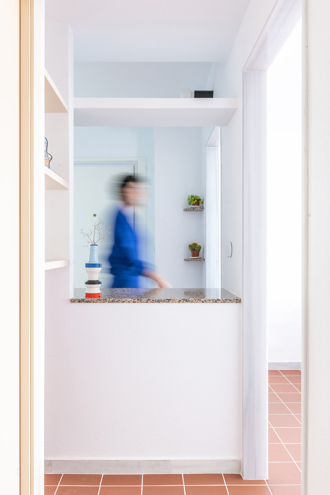 Mueble recibidor del nuevo umbral desde el pasillo.