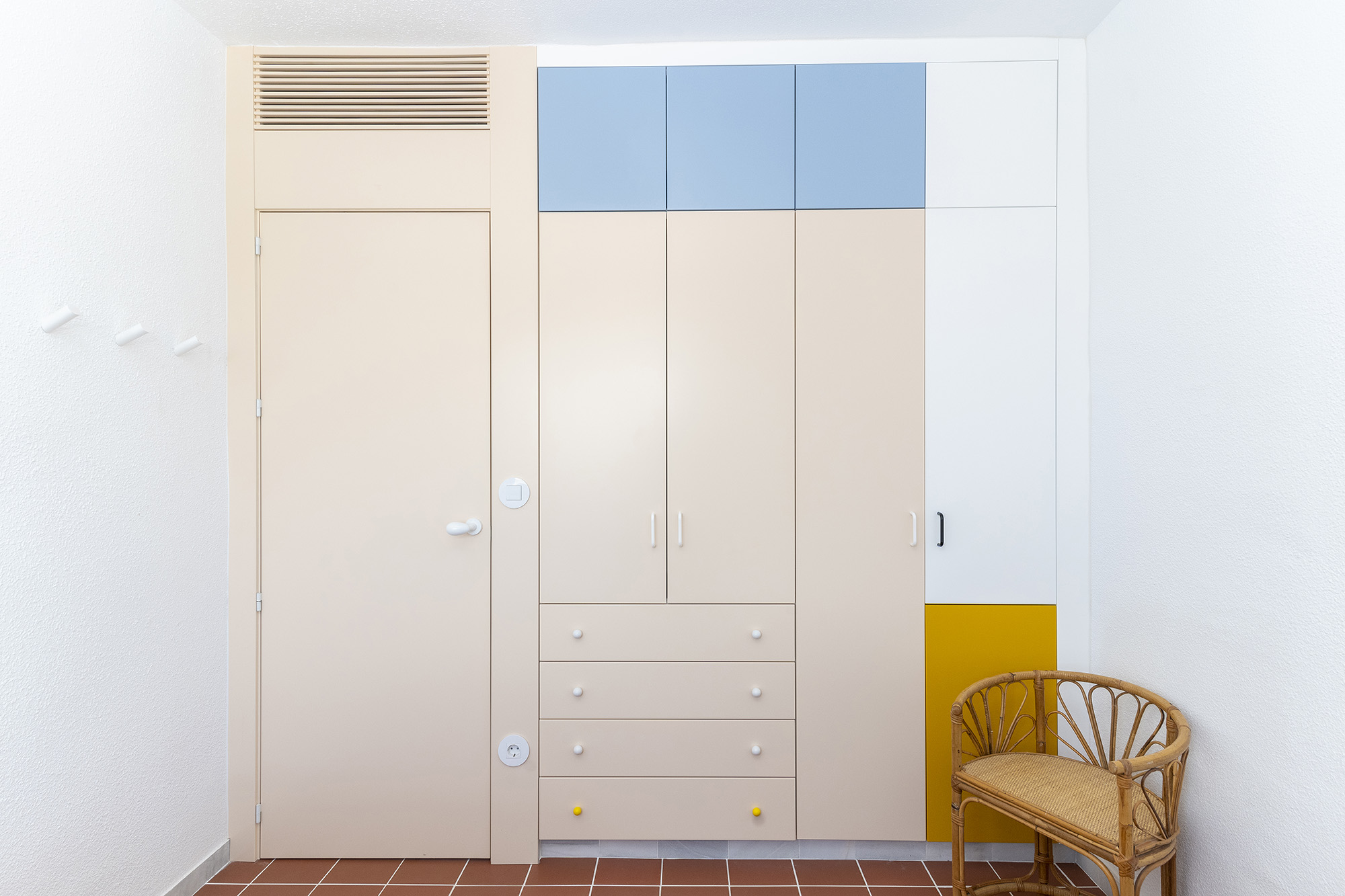 Frente de armario y puerta de paso en diferentes colores en dormitorio.