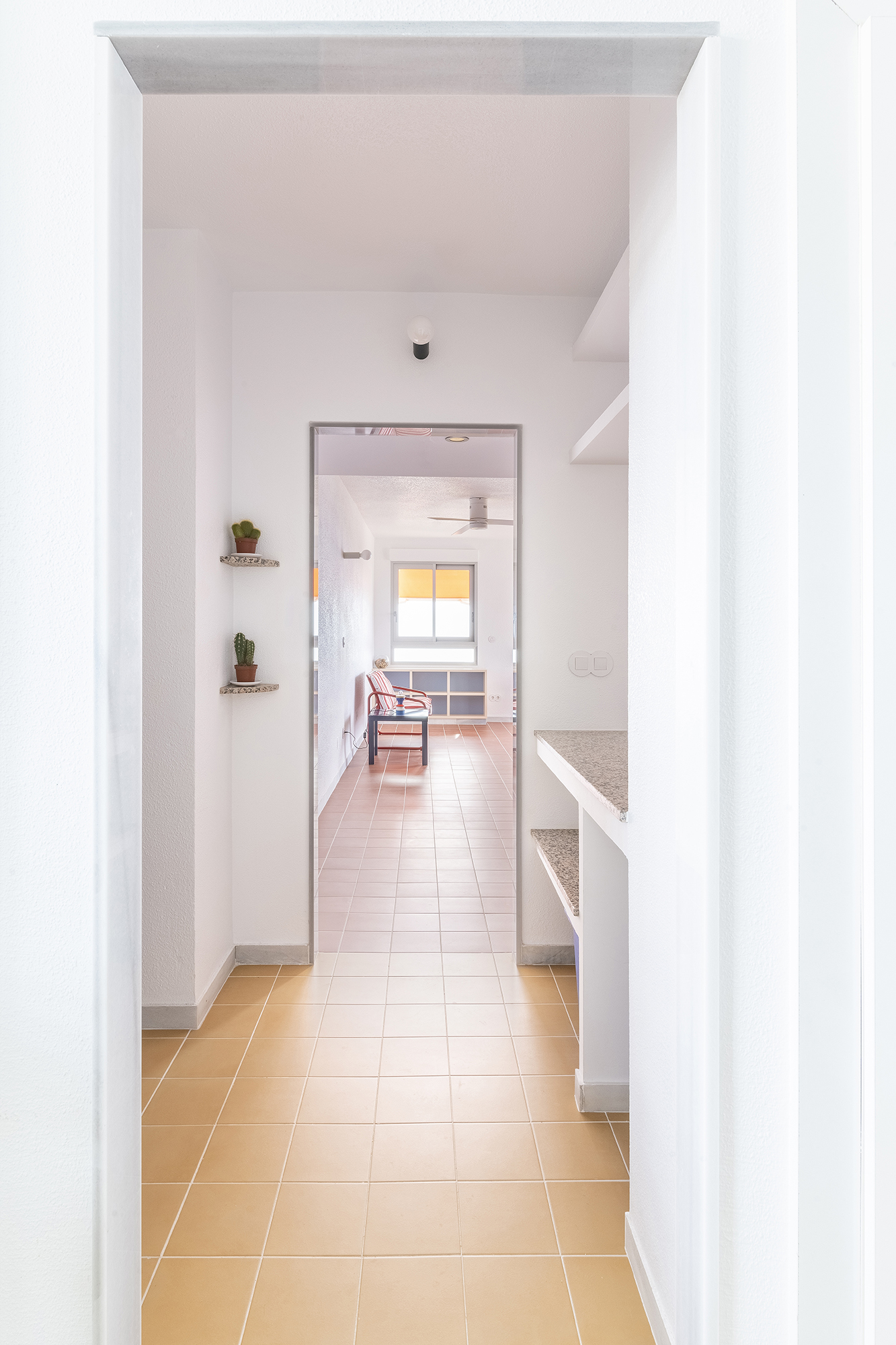 Nuevo umbral de acceso con mueble recibidor visto desde la cocina.