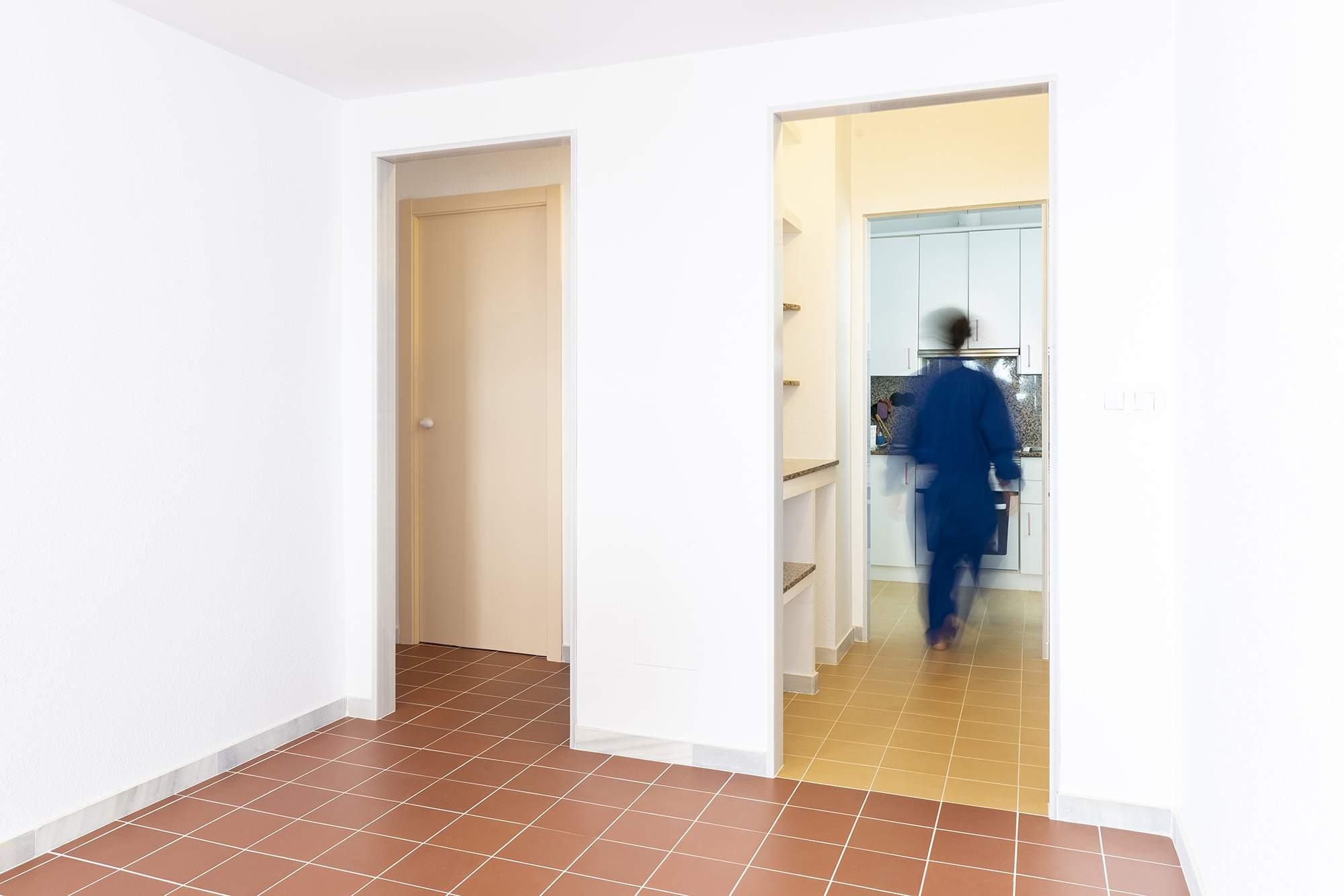 Nuevo umbral de acceso con mueble recibidor visto desde el salón.