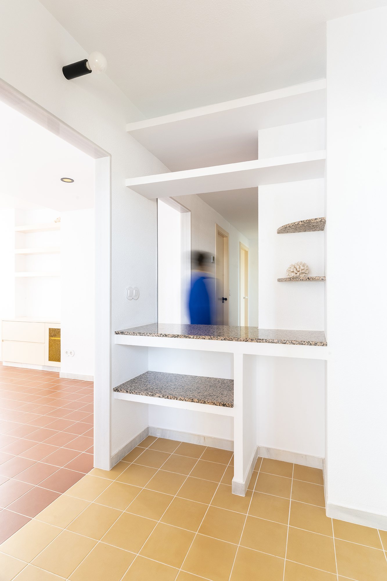Nuevo umbral de acceso con mueble recibidor.