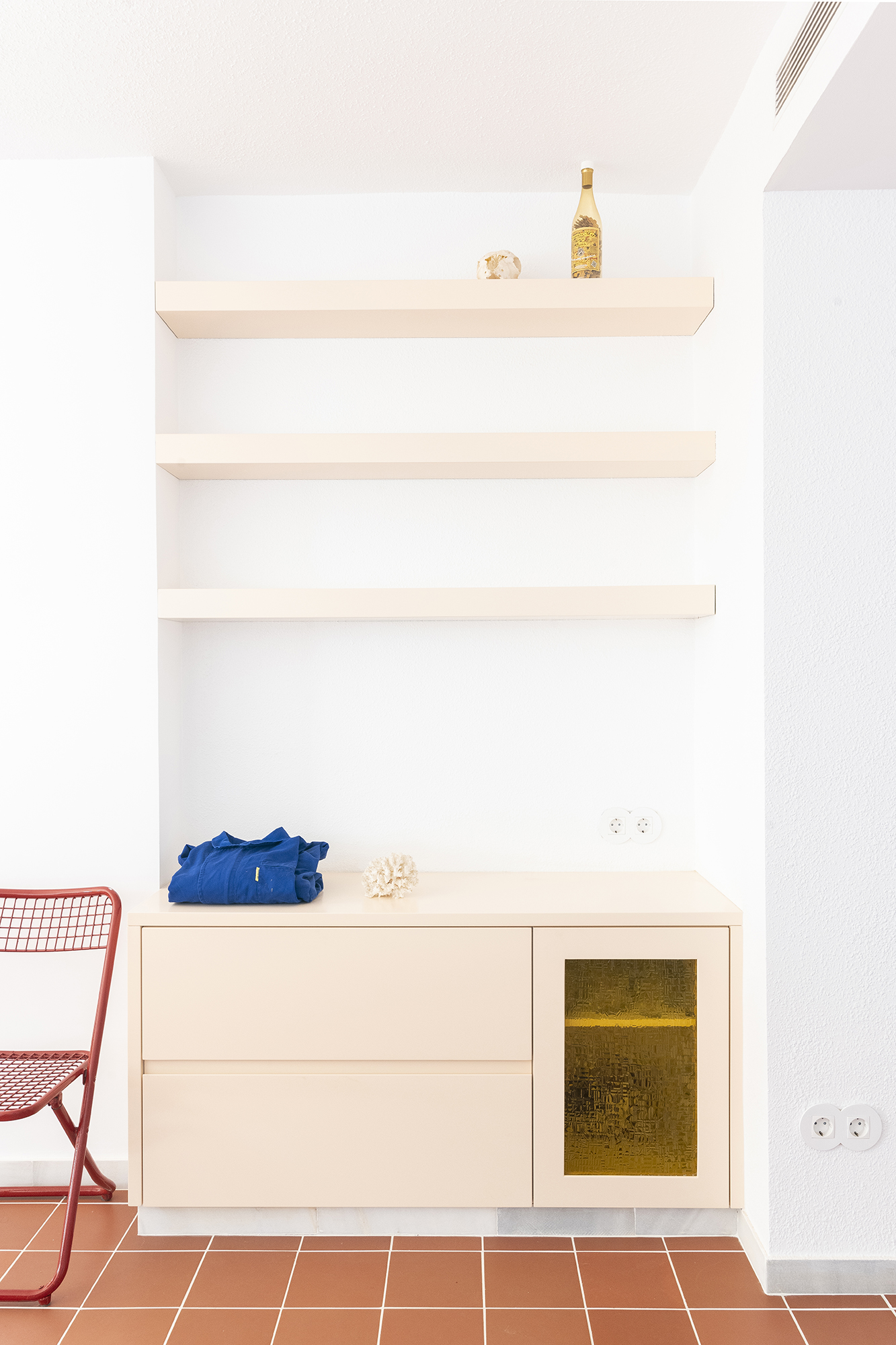 Mueble del salón a medida con vidrio recuperado.