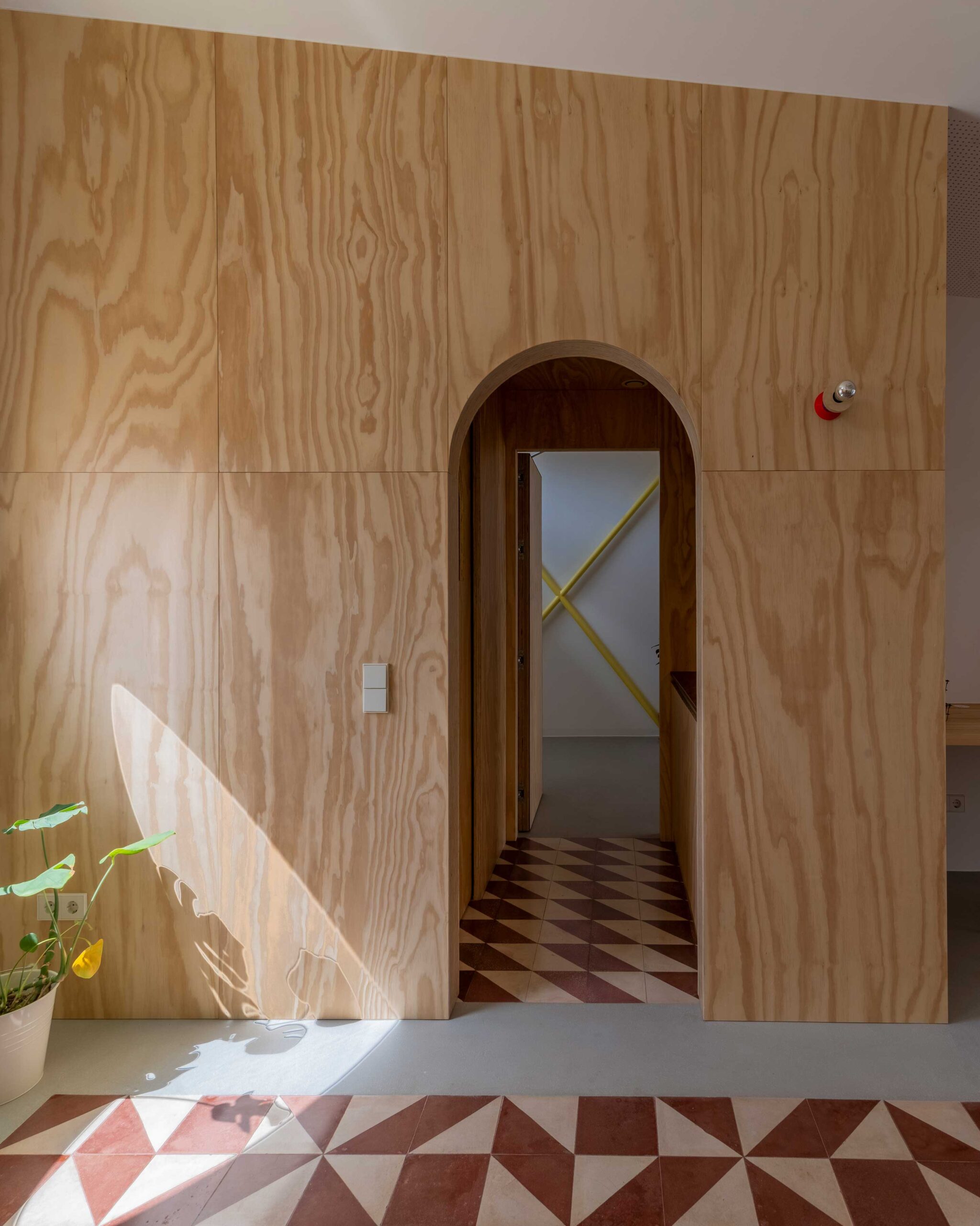 Habitación de madera de pino que divide las dos oficinas.