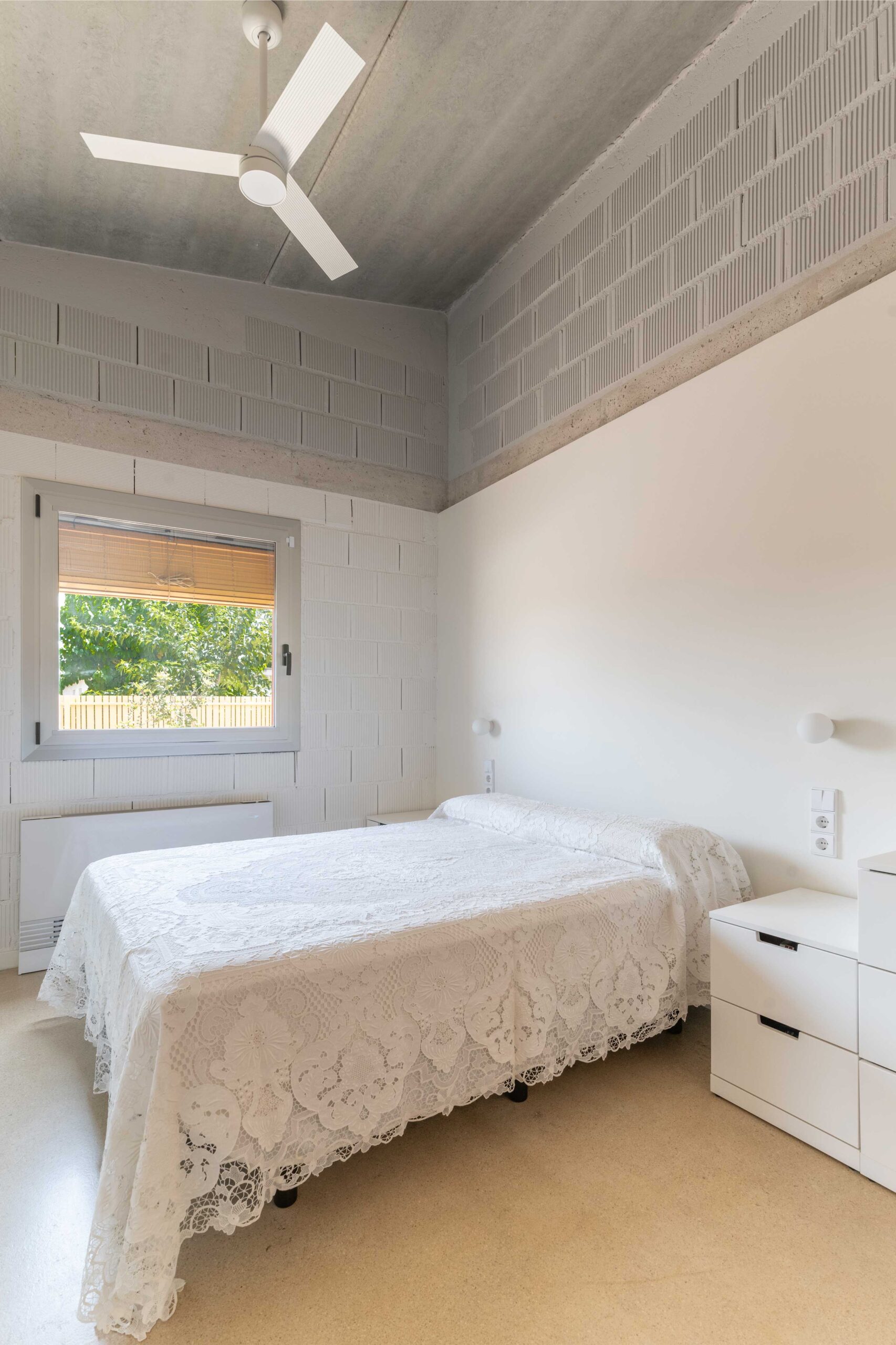 Dormitorio principal con fábrica confinada vista.