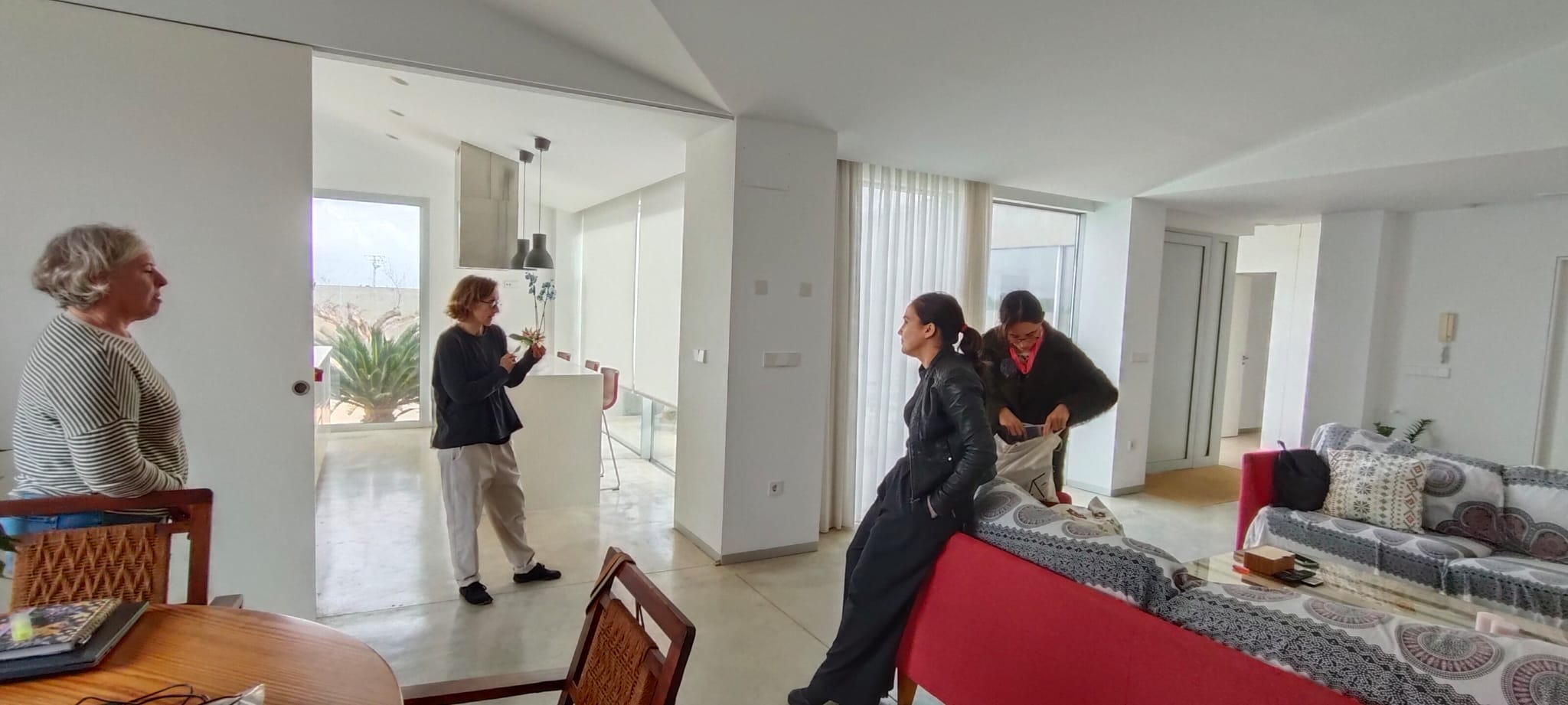 Las arquitectas murcianas Rosa Ballester, Pepa Díaz y Ana Belén Fuentes en Casa La Rambla diseñada por Rosa Ballester.